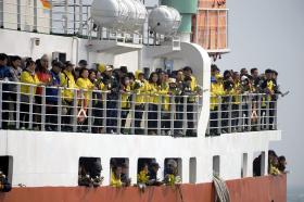 SUL-COREANOS LANÇAM FLORES AO MAR NA VÉSPERA DE 1.º ANIVERSÁRIO DO NAUFRÁGIO DO SEWOL