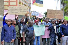 MAIS DE CEM PESSOAS MARCHAM EM MAPUTO CONTRA VIOLÊNCIA XENÓFOBA NA ÁFRICA DO SUL