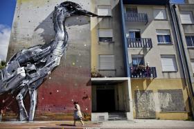 VISITAS GUIADAS DE ARTE URBANA EM LISBOA ATRAEM SOBRETUDO TURISTAS ESTRANGEIROS