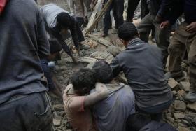 SOBE PARA 1.800 NÚMERO DE MORTOS NO SISMO NO NEPAL