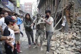 BALANÇO DO SISMO NO NEPAL SOBE PARA 688 MORTOS