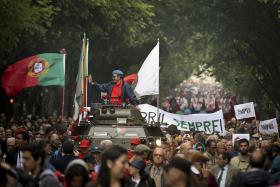 25 DE ABRIL: MILHARES NA AVENIDA DA LIBERDADE PELOS DIREITOS E CONQUISTAS EM PERIGO