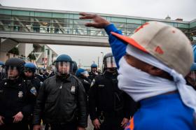 VIOLÊNCIA EM BALTIMORE DURANTE MANIFESTAÇÃO DE APOIO A JOVEM MORTO
