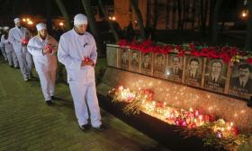 UCRÂNIA PRESTA HOMENAGEM ÀS VÍTIMAS DE CHERNOBIL 29 ANOS DEPOIS