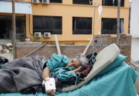 MAIS DE 2.200 MORTES CAUSADAS PELO SISMO NO NEPAL E FORTES RÉPLICAS GERAM PÂNICO NA POPULAÇÃO