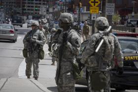 POLÍCIA DE BALTIMORE LANÇA GÁS PIMENTA PARA DISPERSAR MANIFESTANTES