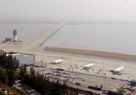 PASSAGEIROS DE VOO DA AIR MACAU ABANDONAM AVIÃO ALEGANDO FALTA DE SEGURANÇA