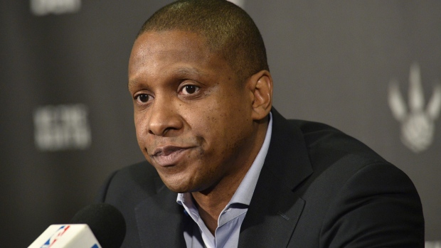 O diretor-geral dos Toronto Raptors Masai Ujiri durante uma conferência de imprensa de fim da temporada em Toronto - 28 de abril de 2015. (Nathan Denette/The Canadian Press)