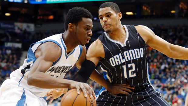 O jogador dos Minnesota Timberwolves, Andrew Wiggins, à esquerda, tenta ultrapassar a marcação de Tobias Harris dos Orlando Magic, durante um jogo de basquetebol da NBA - 3 de abril de 2015, em Minneapolis. (Jim Mone? AP Photo)