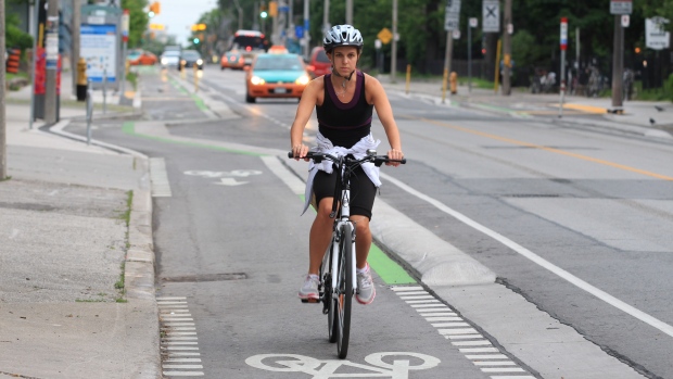 Um ciclista pedala ao longo da Sherbourne Street, numa ciclovia separada. Foto de arquivo. (Tom Stefanac / CP24)