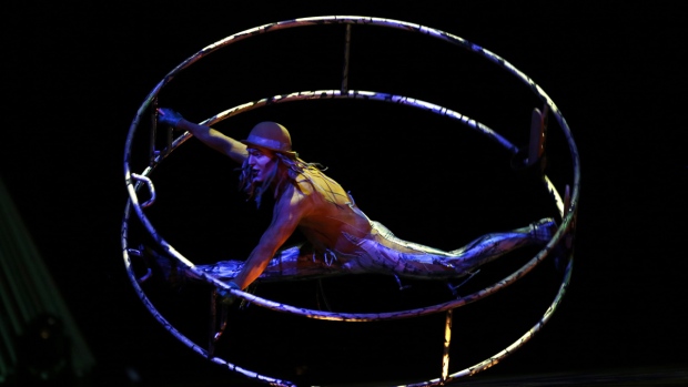 Um artista do Cirque du Soleil durante a sua atuação no espetáculo 'Quidam' no pavilhão Meo Arena, em Lisboa, Portugal - 18 de dezembro de 2014. (AP/Francisco Seco)