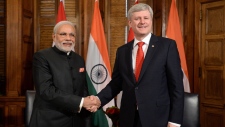 O Primeiro-Ministro indiano Narendra Modi participa numa reunião com o primeiro-ministro Stephen Harper no seu gabinete no Parliament Hill em Otava, na quarta-feira, 15 de abril de 2015. (Sean Kilpatrick / THE CANADIAN PRESS)