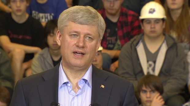 O primeiro-ministro Stephen Harper anuncia mudanças no programa de bolsas de estudo para estudantes no Canadá, na Escola Secundária Seycove, em North Vancouver. (CBC)