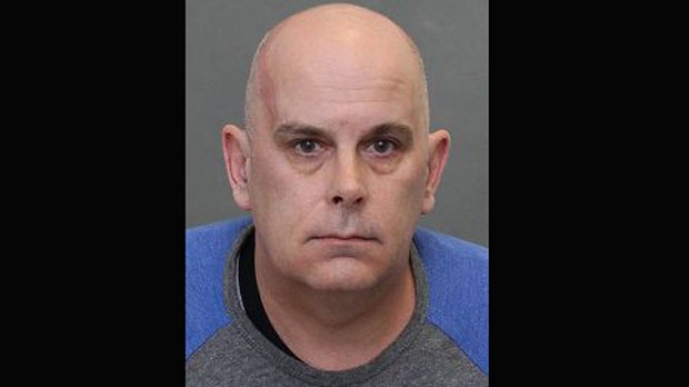 Scott Hughes, de 47 anos, foi preso em ligação com uma investigação de exploração infantil. (Divulgação da polícia de Toronto)