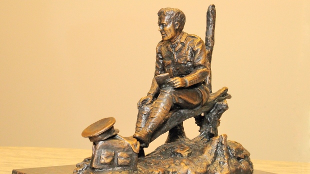 A primeira inauguração de um memorial de bronze com o tenente-coronel. John McCrae será realizada em Otava no próximo mês. (Royal Regiment of Canadian Artillery/Canadian Press) A primeira inauguração de um memorial de bronze com o tenente-coronel. John McCrae será realizada em Otava no próximo mês. (Royal Regiment of Canadian Artillery/Canadian Press)