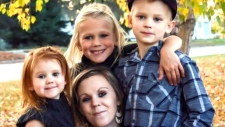 Latasha Gosling, 27, ao centro, e os seus filhos, da esquerda para a direita, Janayah, 4, Jenika, 8, e Landon, 7, nesta foto de família sem data. (GoFundMe)