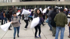 Centenas de adultos e crianças reuniram-se na Nathan Phillips Square para a “World Pillow Fight Day”. CTV Toronto