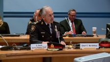 O chefe de polícia de Otava Charles Bordeleau comparece na reunião do Conselho de Serviços de Polícia, em março. Na terça-feira, o governo federal destinou 10 milhões de dólares para o serviço da polícia, em cinco anos (CTV Ottawa, 21 de abril de 2015)