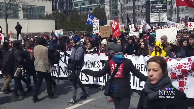 Milhares de estudantes saíram das classes e saíram às ruas para demonstrar seu descontentamento com os cortes do governo.