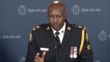 O chefe de polícia Mark Saunders fala com os participantes na Cimeira Afro-Canadiana – 29 de abril, 2015O chefe de polícia Mark Saunders fala com os participantes na Cimeira Afro-Canadiana – 29 de abril, 2015