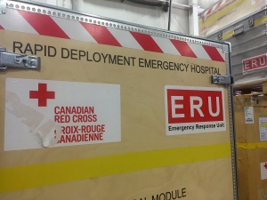 Os trabalhadores da Cruz Vermelha embalaram diversos equipamentos médicos para os afetados pelo terramoto nepalês. (Natalie Kalata / CBC)