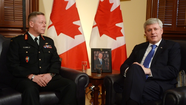 O tenente-Gen. Jonathan Vance, à esquerda, posa para uma foto em Otava, na segunda-feira, 27 de abril, 2015, com o primeiro-ministro Stephen Harper, depois que Vance foi nomeado o próximo chefe de gabinete da Defesa. The Canadian Press / Adrian Wyld
