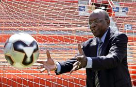 FIFA: EX-VICE-PRESIDENTE JACK WARNER ABANDONOU PRISÃO DE AMBULÂNCIA