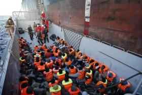 MARINHA INDONÉSIA RETIRA BARCO COM IMIGRANTES DAS SUAS ÁGUAS