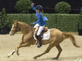 CAVALEIRA LUCIANA DINIZ VENCE PROVA NO CHAMPIONS TOUR DE HAMBURGO