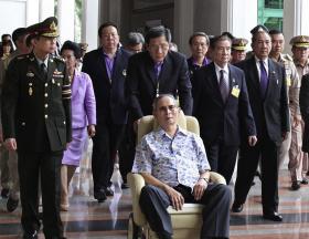 REI DA TAILÂNDIA FAZ RARA APARIÇÃO PÚBLICA