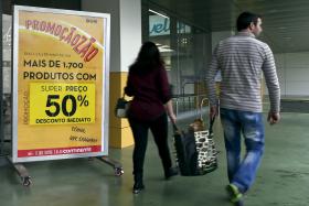 “MUITOS MILHARES DE TRABALHADORES” DOS SUPER E HIPERMERCADOS EM GREVE – SINDICATO
