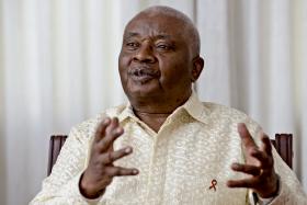 EX-PR GUEBUZA DECLARA FIM DE PARTICIPAÇÃO NA POLÍTICA ATIVA E ELOGIA SUCESSOR NYUSI