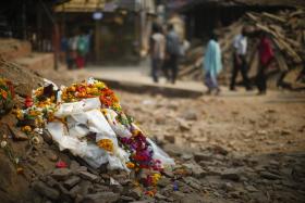 CASAL PORTUGUÊS HÁ UM MÊS NO NEPAL QUER FICAR PARA “AJUDAR A RECONSTRUIR”
