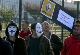 TRABALHADORES DA RENAULT CACIA DE NOVO EM GREVE