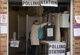 REINO UNIDO/ELEIÇÕES: ‘SELFIES’ NA CABINA DE VOTO PODEM DAR PRISÃO OU MULTA