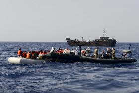 GUARDA COSTEIRA ITALIANA RESGATOU 3.300 IMIGRANTES ILEGAIS