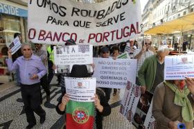 BES: DEZENAS DE LESADOS PROTESTAM NO NOVO BANCO DA RUA AUGUSTA, EM LISBOA