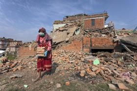 MILHARES ABANDONAM CASAS EM PÂNICO NO NEPAL DEVIDO A DESLIZAMENTO DE TERRAS