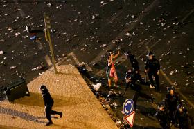 FESTEJOS DO BENFICA ACABAM EM CONFRONTOS ENTRE ADEPTOS E POLICIA