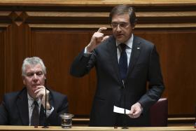 PASSOS ACUSA PS DE PROMETER “MILAGRES” E ADVERTE PARA “DESASTRE”