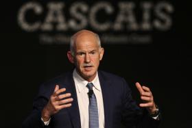 GEORGE PAPANDREOU DIZ QUE UE IMPEDIU SOLUÇÃO EFICAZ NO INÍCIO DA “CRISE DA DÍVIDA” NA GRÉCIA