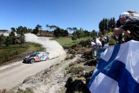 RALI DE PORTUGAL: LATVALA SEGURA LIDERANÇA, SOB AMEAÇA DE OGIER