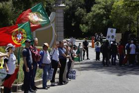 MAIS DE 200 EMIGRANTES MANIFESTAM-SE EM PARIS PARA RECLAMAR POUPANÇAS INVESTIDAS NO BES