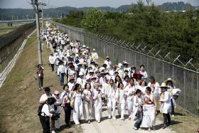 PACIFISTAS MANIFESTAM-SE NA FRONTEIRA ENTRE AS DUAS COREIAS