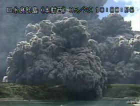 VULCÃO MONTE SHINDAKE, JAPÃO, ENTRA EM ERUPÇÃO E LEVA A EVACUAÇÃO DE ILHA DE KUCHINOERABU