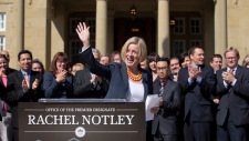 A primeira-ministra indigitada de Alberta Rachel Notley fala aos meios de comunicação, à frente do seu «caucus» em Edmonton, Alta., - 9 de maio de 2015. (Jason Franson / The Canadian Press)