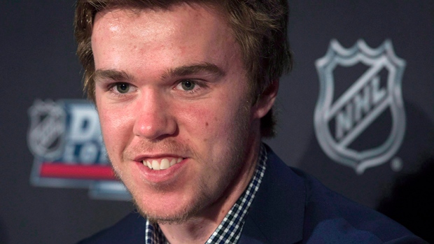 Connor McDavid fala com os repórteres após o anúncio da NHL Draft Lottery em Toronto - 18 de abril de 2015. (Darren Calabrese / The Canadian Press