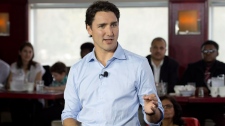 O líder Liberal Justin Trudeau faz um anúncio da política, durante um evento num restaurante – 4 de maio , 2015 em Aylmer, Que. (Adrian Wyld / The Canadian Press)