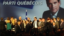 Um rejubilante Pierre Karl Peladeau é visto com o MNA PQ, Bernard Drainville, após a votação para a liderança que elegeu Peladeau. (CTV Montreal Max Harrold)