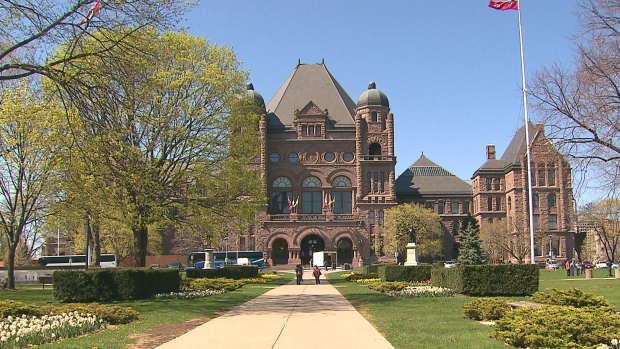 O Ontário está a adiar os cortes nos créditos fiscais para alguns produtores de cinema, depois que a indústria reclamou que as mudanças iriam prejudicar as produções que já estão em andamento, noticiou a Canadian Press